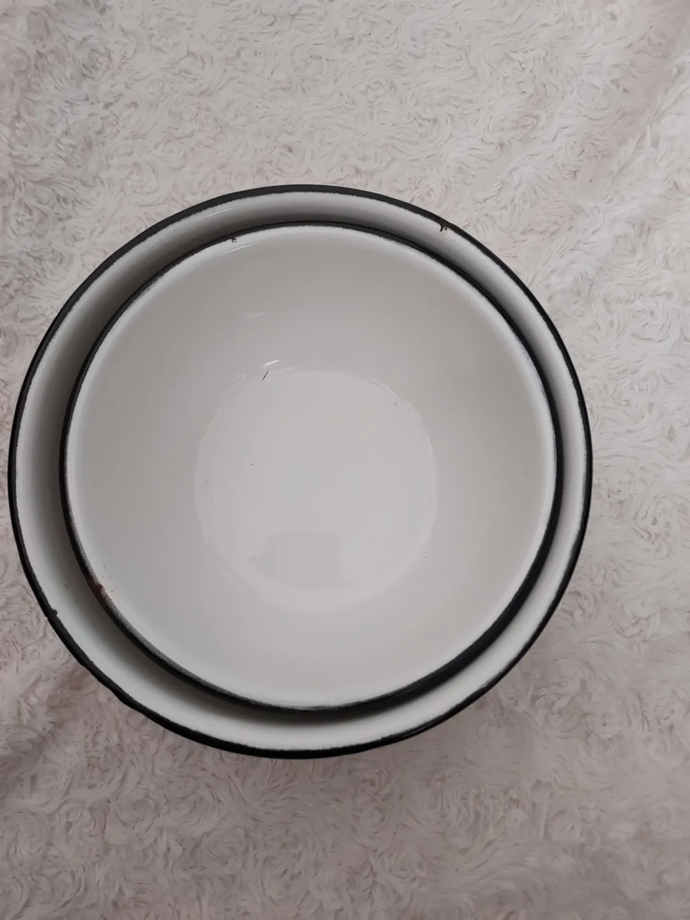 Vintage MCM Pipsa White Enamel Nesting Bowls Kitchen Motif Cottagecore Country